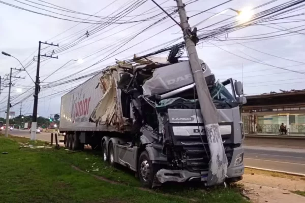 Carreta desgovernada bate em veículos e causa estrago na av. Augusto Montenegro, em Belém