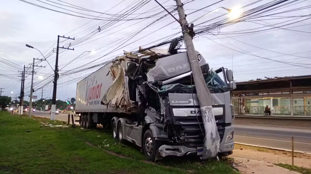 Carreta desgovernada bate em veículos e causa estrago na av. Augusto Montenegro, em Belém