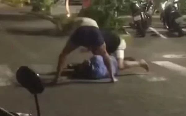 Na noite do último sábado (8), um confronto violento entre clientes e seguranças no estacionamento de um shopping em Pará de Minas (MG)...