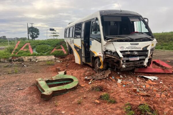 TFD de Tailândia sofre acidente na Alça Viária e deixa várias pessaos feridas