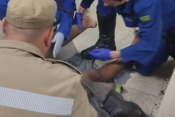 O trabalhador, de 28 anos, foi encontrado consciente e sentindo fortes dores. Ele foi encaminhado para o hospital pelo Corpo de Bombeiros...