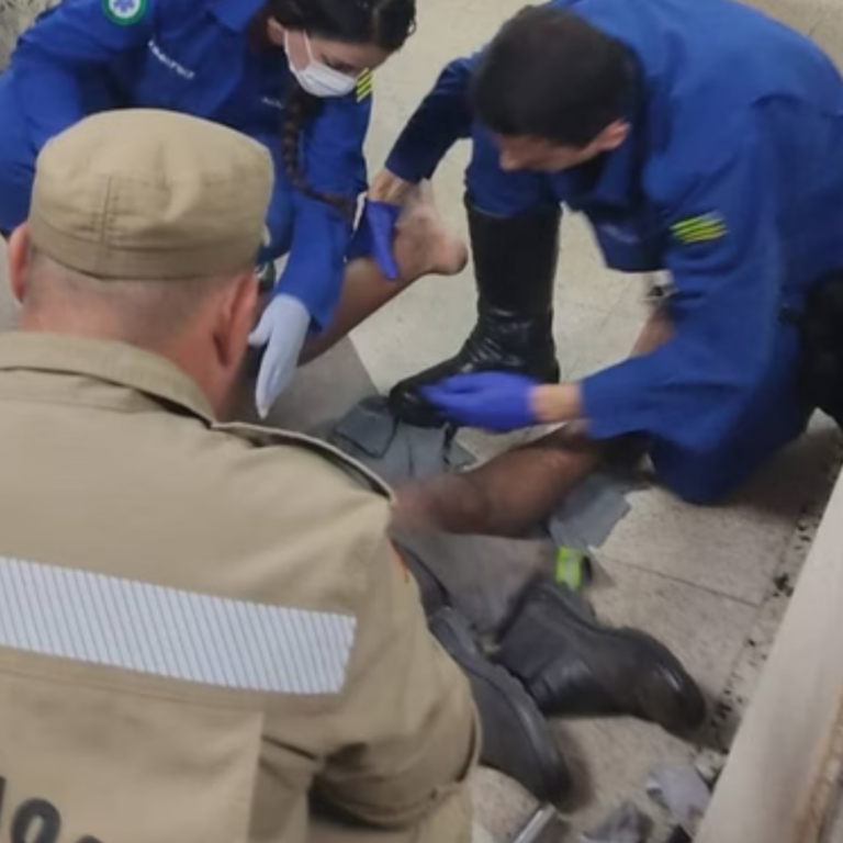 O trabalhador, de 28 anos, foi encontrado consciente e sentindo fortes dores. Ele foi encaminhado para o hospital pelo Corpo de Bombeiros...