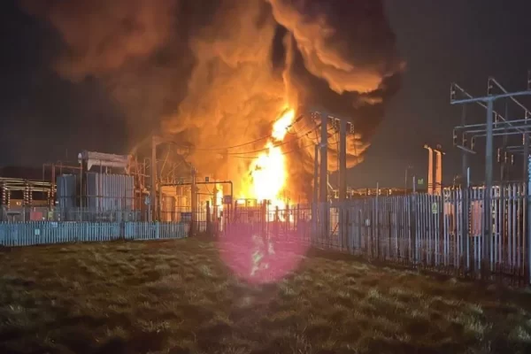 Incêndio em Aeroporto de Londres causa cancelamento de 1000 voos