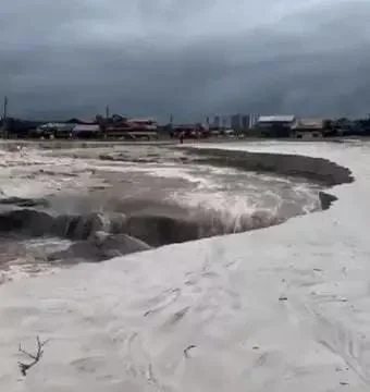 Um fenômeno inusitado chamado de “rompimento de dique” foi registrado na praia do Atalaia nesta quarta-feira (05), em Salinópolis...