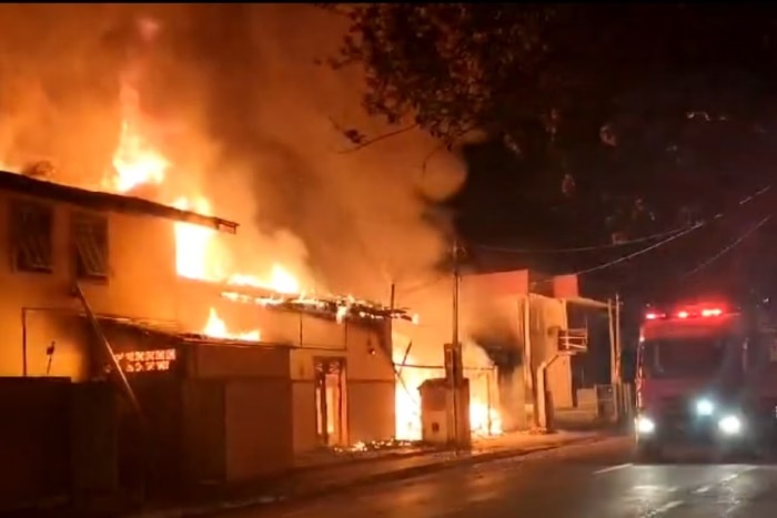 Incêndio teve início na madrugada desta segunda (10/3). O local, situado em São José dos Campos, no interior de SP, abrigava 22 pessoas..