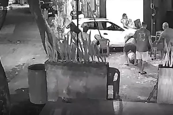 Um motorista de aplicativo foi preso na noite de sábado, 22, após atropelar dez pessoas no bairro de Comendador Soares, em Nova...