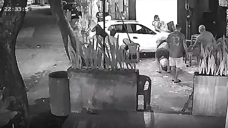 Um motorista de aplicativo foi preso na noite de sábado, 22, após atropelar dez pessoas no bairro de Comendador Soares, em Nova...