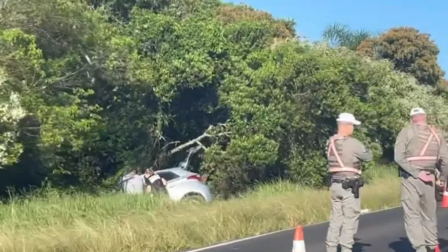 Mulher sofre acidente de carro, sai para pedir ajuda e morre atropelada