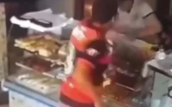 Uma atendente de padaria de 34 anos sofreu queimaduras após um cliente jogar café quente em seu rosto, na última quinta-feira (6)...