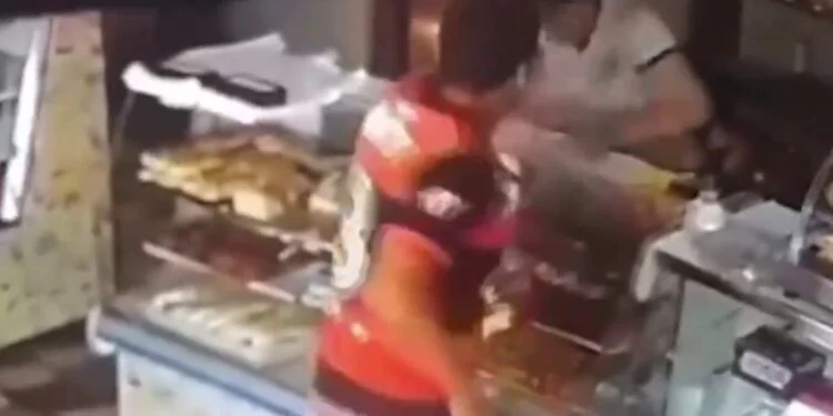 Uma atendente de padaria de 34 anos sofreu queimaduras após um cliente jogar café quente em seu rosto, na última quinta-feira (6)...