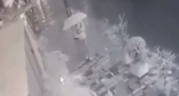 Uma mulher de 56 anos levou um choque elétrico ao encostar seu guarda-chuva em um fio de energia solto durante um temporal em...