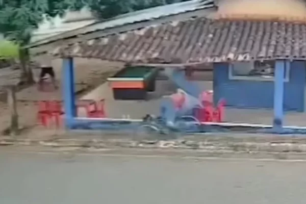 Um ciclista ficou ferido após colidir com a estrutura de um bar na tarde da última sexta-feira (25), na comunidade...