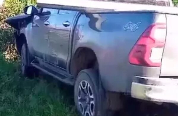 Um acidente envolvendo uma caminhonete resultou na morte de dois membros da mesma família, pai e filho, que estavam