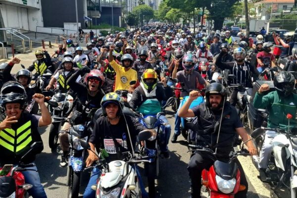 Motoboys afirmam que impedirão a saída de entregas nos maiores shoppings de SPNa maior mobilização de entregadores na capital...