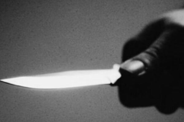 Após ataque, vítima teve uma parada cardíaca e os bombeiros tentaram reanimá-la por 40 minutos, sem sucesso. Óbito foi declarado no local...