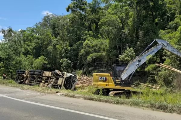 Polícia aponta que condutor trafegava em alta velocidade, sob efeito de cocaína, e omitiu a presença do carro esmagado durante o acidente...