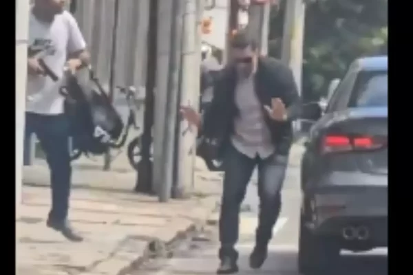 Um homem morreu após tentar assaltar um policial federal usando uma arma de brinquedo, em Botafogo, bairro da Zona Sul do...