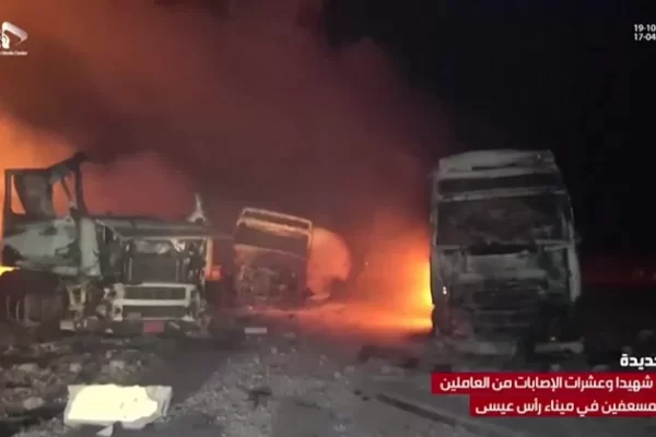 Ataques aéreos dos Estados Unidos a um porto de combustível no Iêmen na quinta-feira (17) resultaram na morte de pelo menos 74 pessoas...