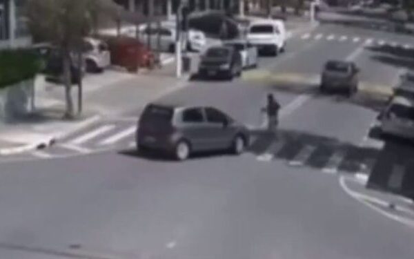 Uma idosa de 83 anos, identificada como Yuriko Imai, morreu após ser atropelada por um carro enquanto atravessava a rua na faixa...