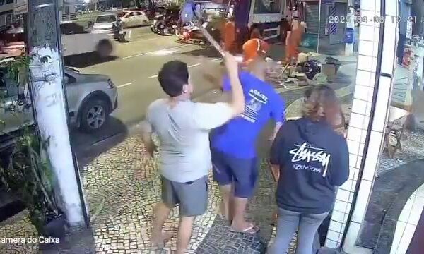 Um homem foi esfaqueado na noite de terça-feira (8) na calçada de uma lanchonete localizada na Avenida Júlio Maria, no Centro...