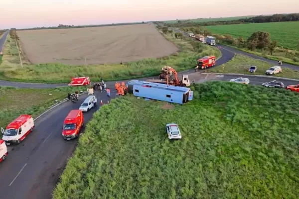 Um ônibus com 50 passageiros tombou, na manhã dessa terça-feira (8/4), na MG-223, entre Araguari e Tupaciguara, Minas Gerais...