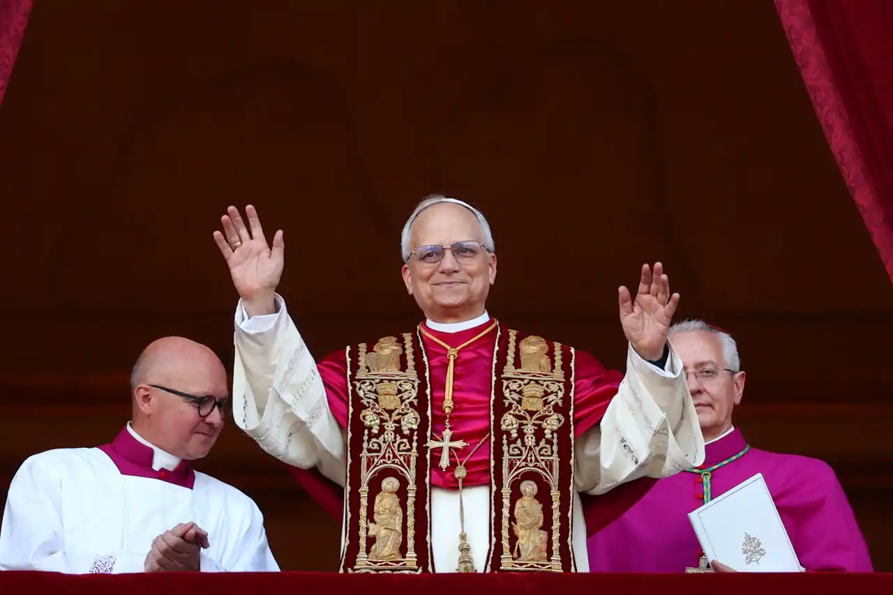 Logo após ser eleito o novo pontífice, o cardeal Robert Francis Prevost fez nesta quinta-feira (8) seu primeiro discurso como...