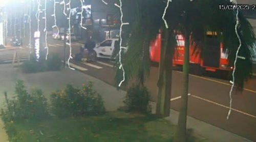 Segundo as imagens, os veículos seguiam em direções opostas quando a caminhonete, ao realizar uma conversão à esquerda...