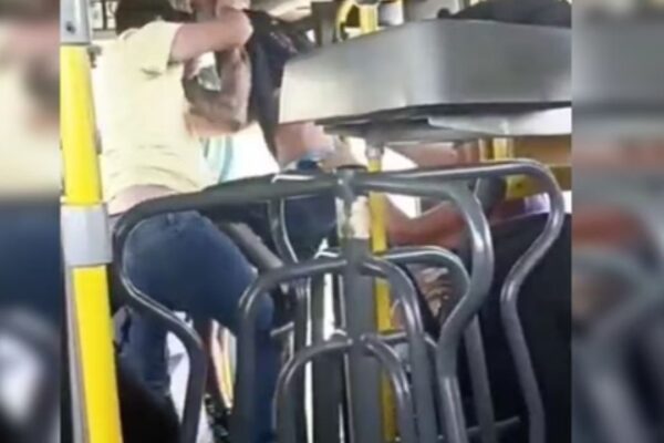 Dois homens foram flagrandos brigando em um ônibus, da linha 517 que faz o trajeto Sobradinho II sentido W3 Norte e Sul...