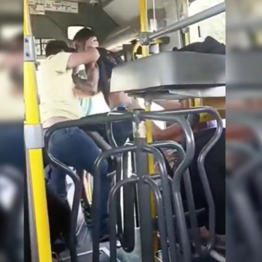 Dois homens foram flagrandos brigando em um ônibus, da linha 517 que faz o trajeto Sobradinho II sentido W3 Norte e Sul...
