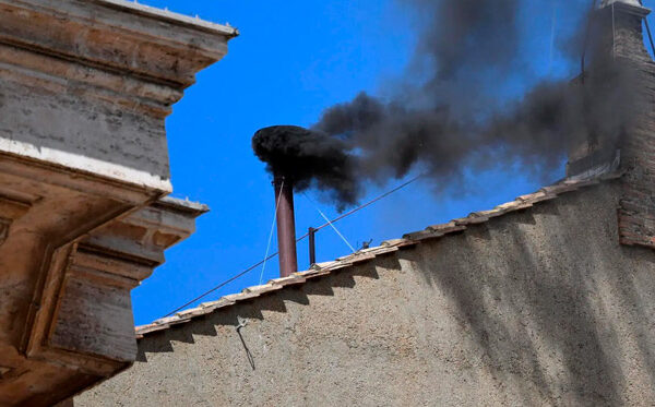 Cardeais não chegaram a consenso; eles se reunirão novamente na parte da tarde. Fumaça preta foi vista saindo da chaminé da Capela...