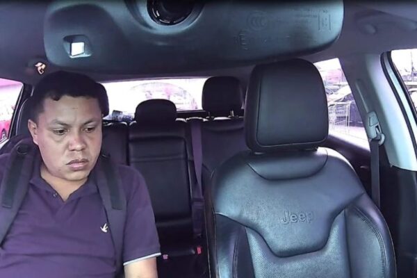 A câmera interna de um veículo registrou o momento em que um homem entra em um automóvel e furta vários objetos...