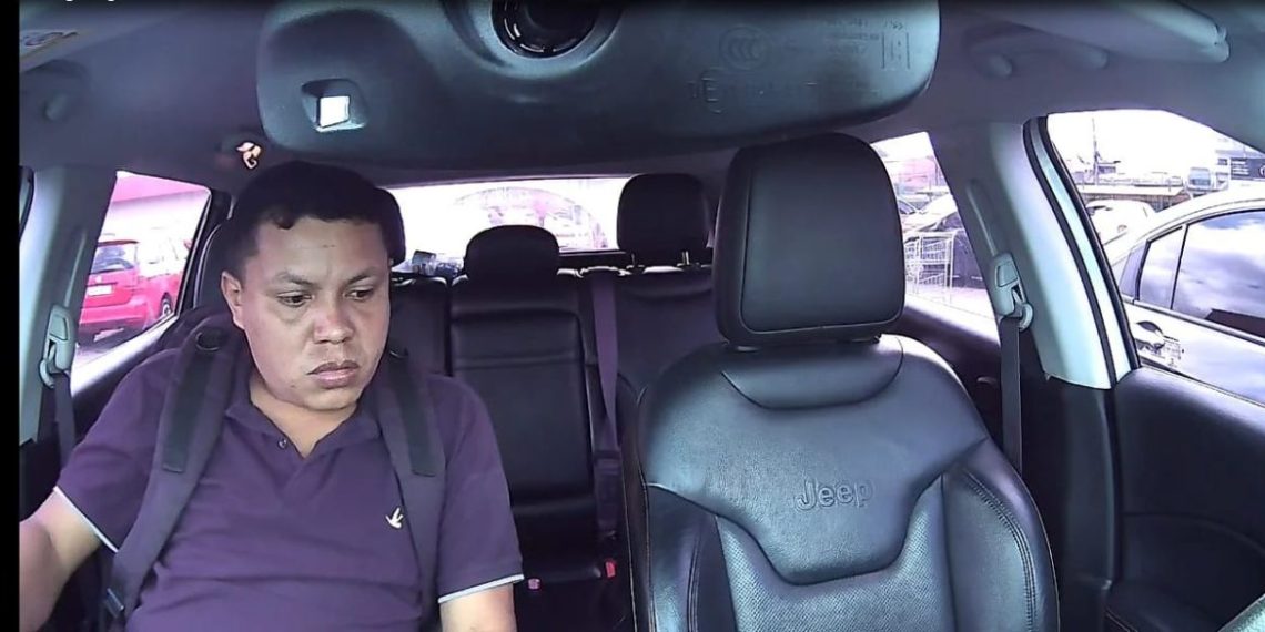 A câmera interna de um veículo registrou o momento em que um homem entra em um automóvel e furta vários objetos...