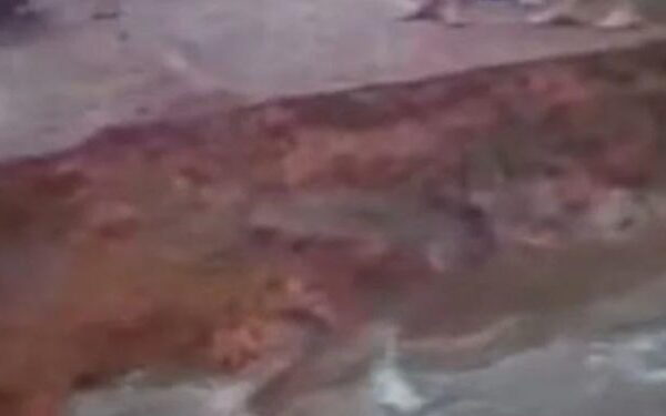 Após chuvas intensas, uma cratera se abriu em uma estrada que liga Viseu a Vila de Piquiateua, conhecida como Itamichila, nesta...