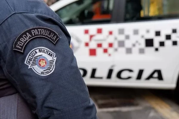 Um sargento da Polícia Militar foi preso em flagrante após assassinar a esposa e ferir a própria filha dentro de uma clínica médica...