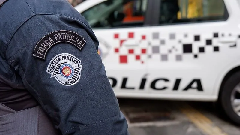 Um sargento da Polícia Militar foi preso em flagrante após assassinar a esposa e ferir a própria filha dentro de uma clínica médica...
