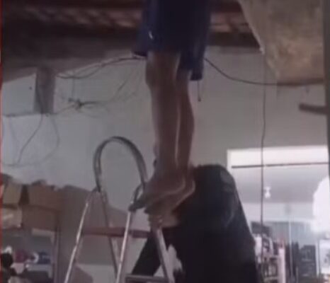 VÍDEO: Homem fica 'entalado' em telhado de loja durante tentativa de furto