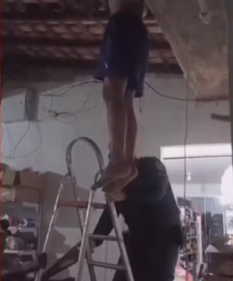 VÍDEO: Homem fica 'entalado' em telhado de loja durante tentativa de furto