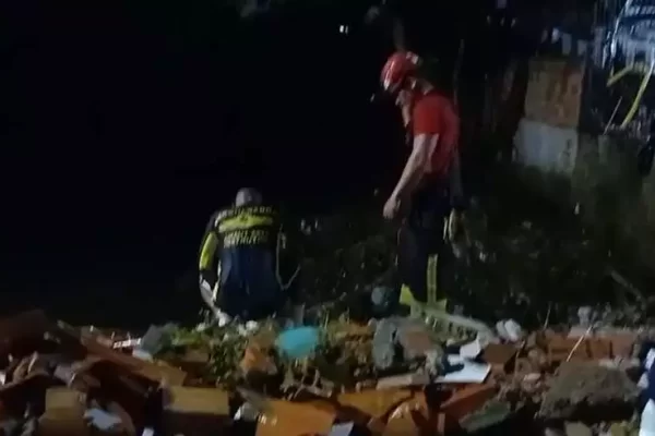 Um menino de apenas 4 anos, identificado como Guilherme, está desaparecido após cair em um canal nos fundos da casa onde...