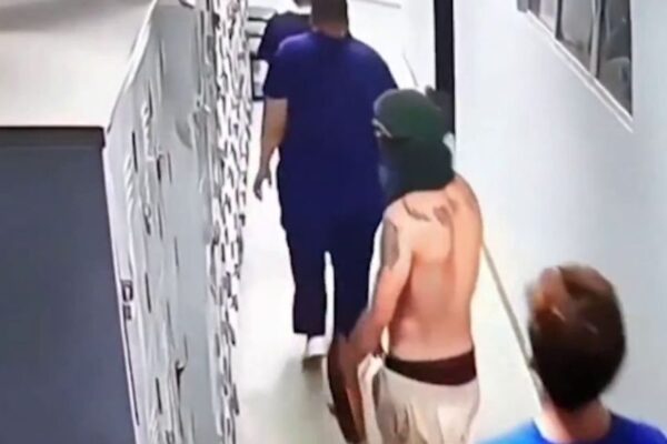 Na noite do último sábado (3), um homem armado com uma estaca de madeira invadiu o Hospital Veterinário da Universidade...