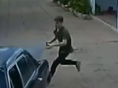 Uma câmera de segurança registrou o momento em que Thiago Foloni Silva, de 29 anos, entra voluntariamente no porta-malas