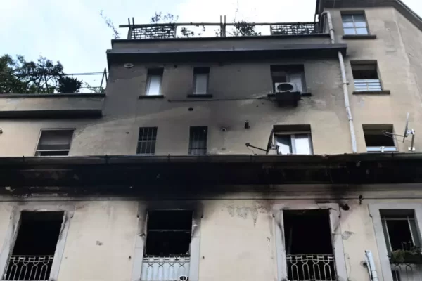 Uma brasileira de 48 anos morreu ao pular da janela de seu apartamento no quarto andar de um prédio em Milão, no norte da Itália...