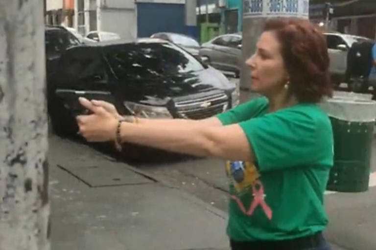 Após condenação pelo STF, Carla Zambelli anuncia que está fora do Brasil