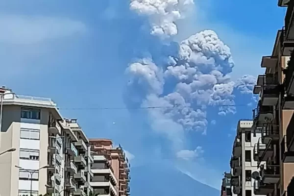 Nuvem de fumaça cobriu o vulcão na Sicília após colapso. O Monte Etna, no sul da Itália, registrou uma violenta erupção...
