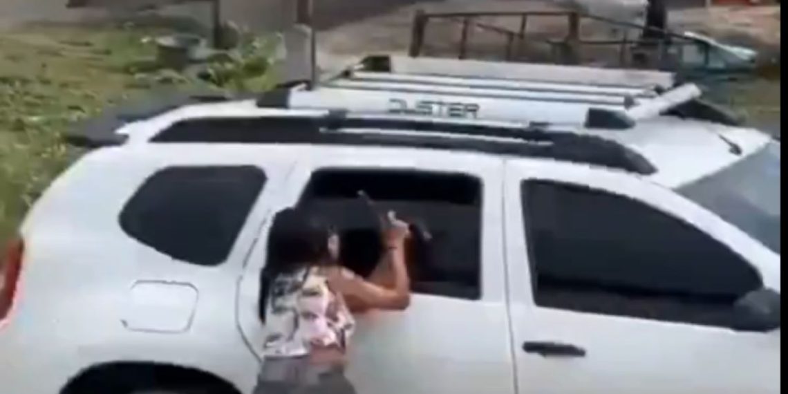 Cena inusitada chama atenção nas redes sociais; jovem usou objeto doméstico para abrir janela de veículo e roubar pertences...