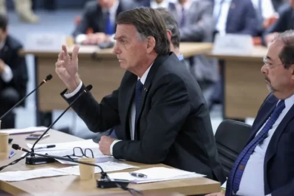 Bolsonaro nega trama golpista, pede desculpa ao STF e alega fraude nas urnas eletrônicas