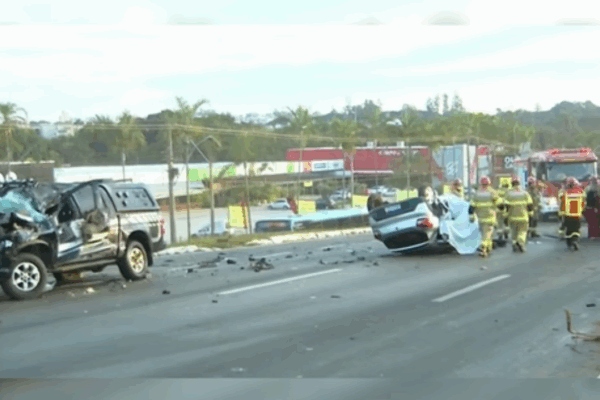 De acordo com o Corpo de Bombeiros do DF (CBMDF), um dos feridos estava preso às ferragens. Um grave acidente envolvendo três veículos...