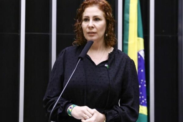 Especialista diz que Carla Zambelli pode ser extraditada da Itália