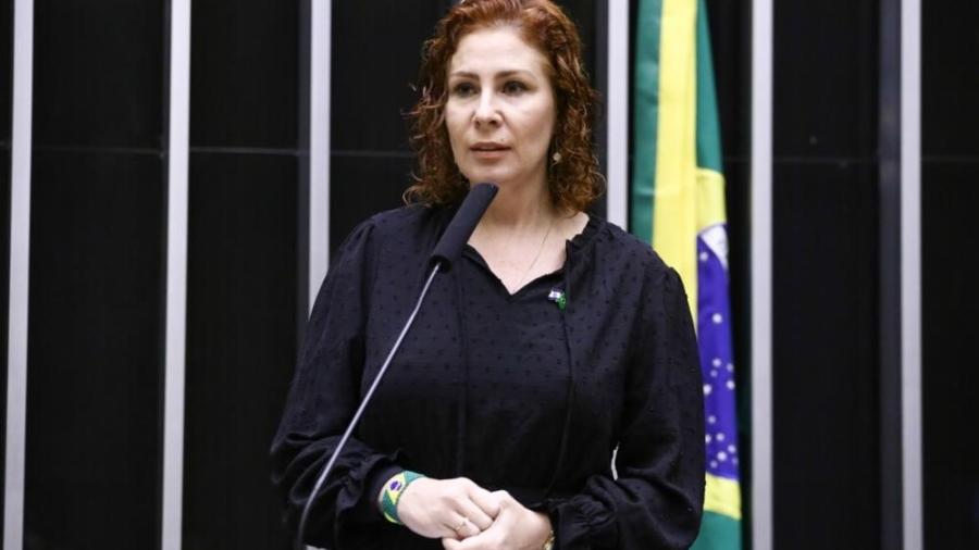 Especialista diz que Carla Zambelli pode ser extraditada da Itália