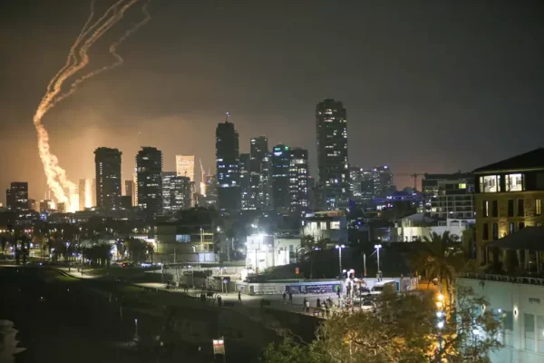 Conflito entre Israel e Irã se intensificou nos últimos dias, com retaliações iranianas após forças israelenses bombardearem usina nuclear...