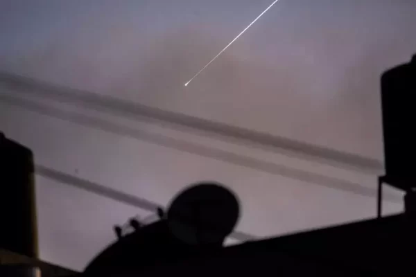 Bombardeio iraniano matou cinco e deixou oito feridos no sul de Israel que também atacou regiões em Teerã; Trump reforçou vigor...